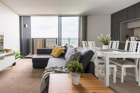 Modern 2 Bedroom+WIFI/Netflix/Parking+Great Views! - C Tourism 3
