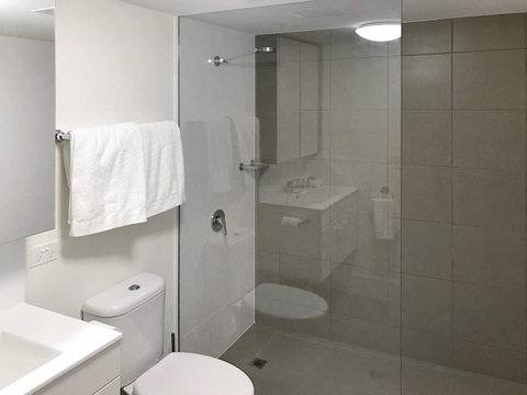 Modern 2 Bedroom+WIFI/Netflix/Parking+Great Views! - C Tourism 43