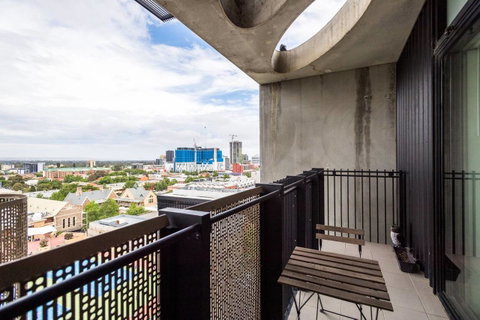 Modern 2 Bedroom+WIFI/Netflix/Parking+Great Views! - C Tourism 20