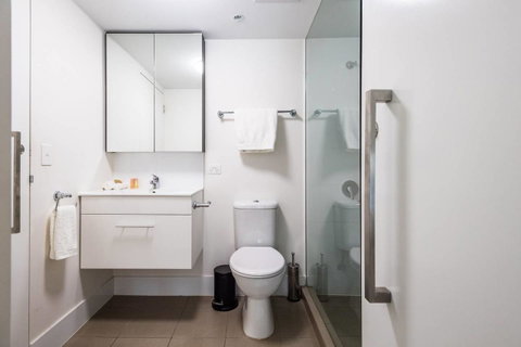 Modern 2 Bedroom+WIFI/Netflix/Parking+Great Views! - C Tourism 27