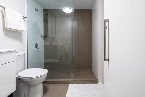 Modern 2 Bedroom+WIFI/Netflix/Parking+Great Views! - C Tourism 26