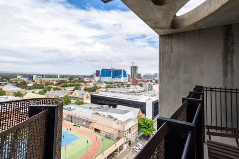 Modern 2 Bedroom+WIFI/Netflix/Parking+Great Views! - C Tourism 7
