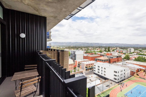 Modern 2 Bedroom+WIFI/Netflix/Parking+Great Views! - C Tourism 12