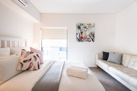 Modern 2 Bedroom+WIFI/Netflix/Parking+Great Views! - C Tourism 6