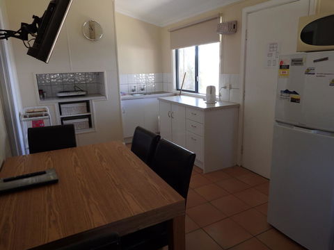 Lazy Lobster Holiday Units & Chalets - C Tourism 6