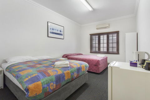 The Emperors Crown Hostel - C Tourism 16