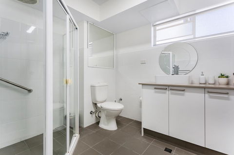 Laman Lodge, Unit 2, 15 Laman Street - C Tourism 11