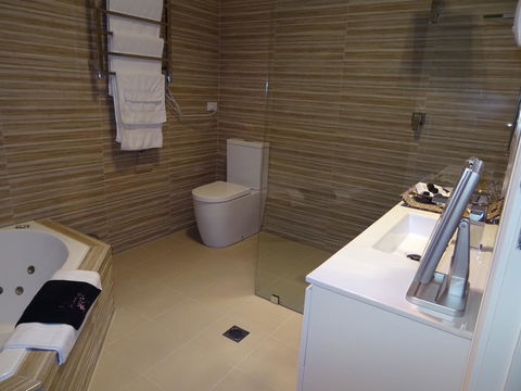 Romanz In The Valley (Luxury B&B) - C Tourism 9