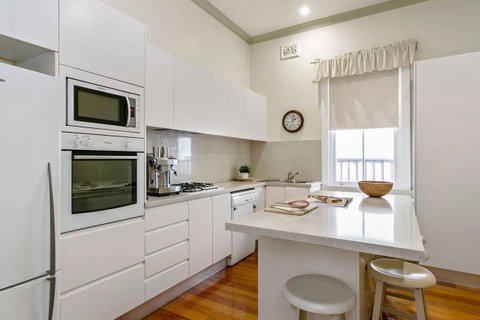 Oversized 2 Bedroom Manly Beach House - C Tourism 3