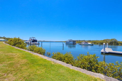 Boathouse Resort (Water Front) - C Tourism 7