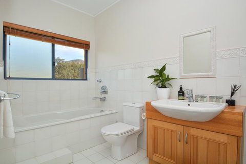 JE Guesthouse, Central To All The Hunter Valley Has To Offer - C Tourism 23