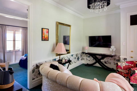 Chanticleer Gardens Barn Cottage With A Pool - C Tourism 44