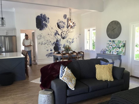 Chanticleer Gardens Barn Cottage With A Pool - C Tourism 13