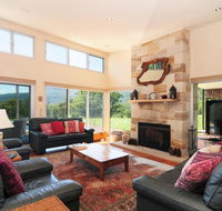 Bottlebrush Lodge - Great views and a pool - C Tourism