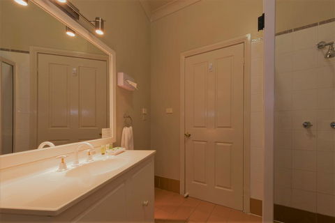Bowen Inn Motel - C Tourism 1