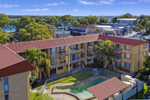Bribie Beach King Bed Unit Overlooking Pool - C Tourism 1
