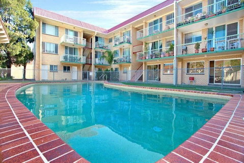Bribie Beach King Bed Unit Overlooking Pool - C Tourism 0