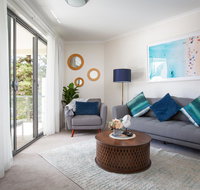 Bright Modern Apartment Steps From Beach and Ferry - C Tourism