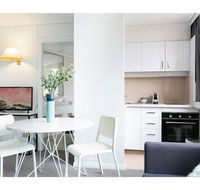 Bright modern studio steps from the action - C Tourism