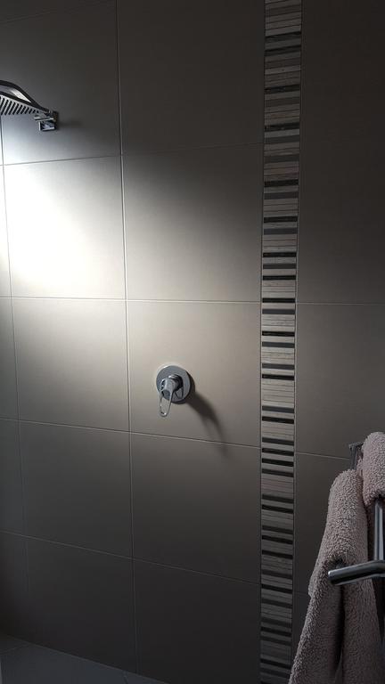 Brightwater Room For Rent On The Sunshine Coast - C Tourism 1
