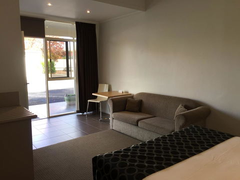 Burkes Hotel Motel - C Tourism 2