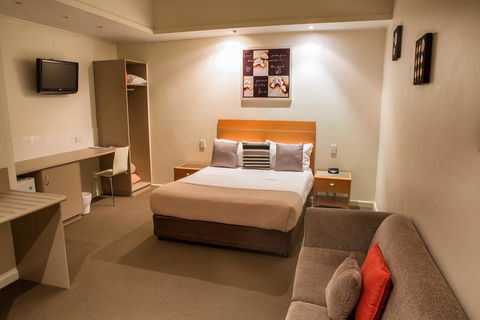 Burkes Hotel Motel - C Tourism 0