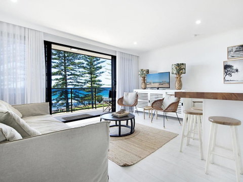 Burleigh By The Sea - C Tourism 0