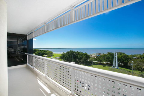 Cairns Luxury Waterfront Apartment - C Tourism 2