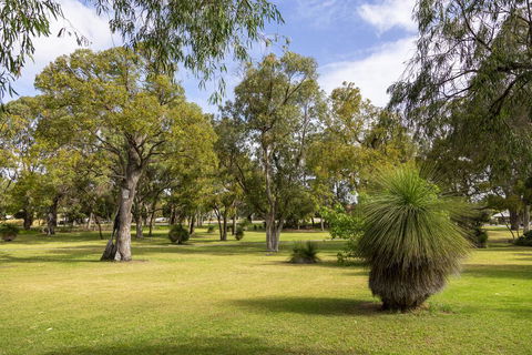 Camellia Cottage - PET FRIENDLY - Kwinana - C Tourism 1