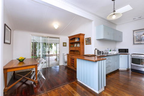 Camellia Cottage - PET FRIENDLY - Kwinana - C Tourism 3