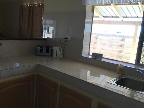 Caretakers Cottage Budget Accommodation - C Tourism 3