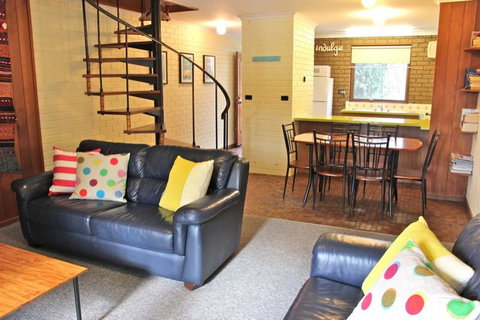 Cedar Holiday Units - Apartment 3 - C Tourism 0