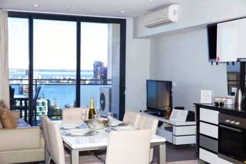 CENTRAL CBD EXEC STUNNING VIEW WIFI NETFLIX WINE - C Tourism 1