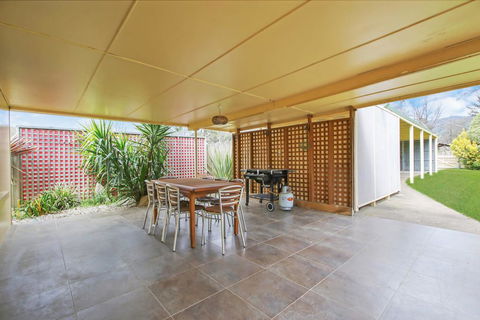 Cherry Lane - Close To The Heart Of Bright - C Tourism 1