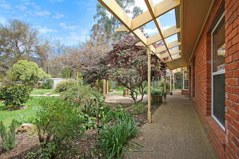 Cherry Lane - Close To The Heart Of Bright - C Tourism 3