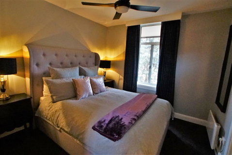 City Life Apartment-full Kitchen & Separate Bedroom - C Tourism 3