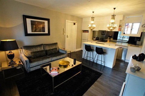 City Life Apartment-full Kitchen & Separate Bedroom - C Tourism 1