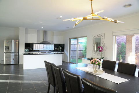Classic 6BRM Villa In Melbourne - C Tourism 0