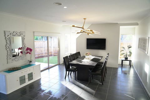 Classic 6BRM Villa In Melbourne - C Tourism 3