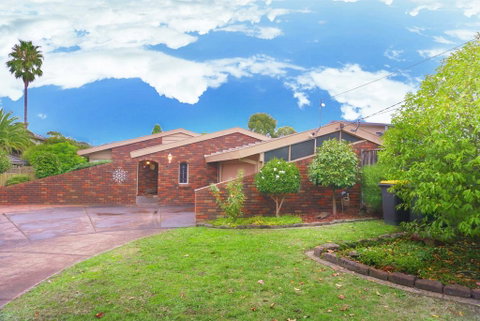 Classic Double Brick Garden House - C Tourism 0