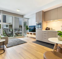 Clean Modern Apartment 15 Mins From City on Tram - C Tourism