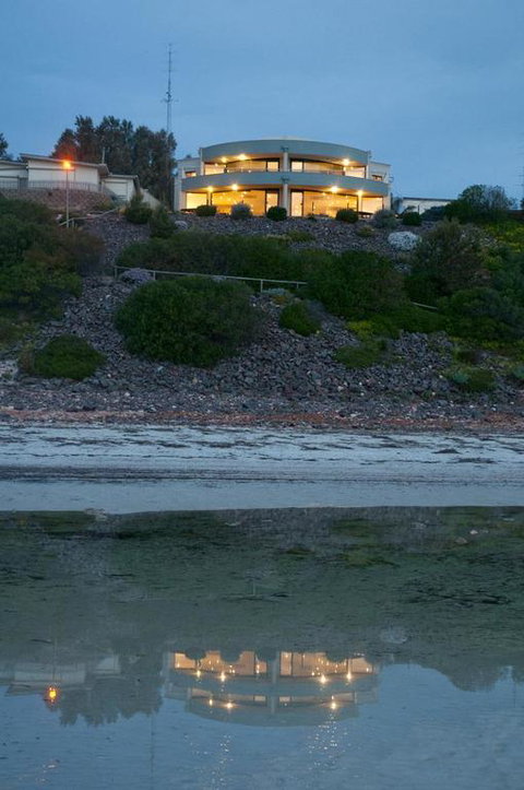 Cliff House Beachfront Villas - C Tourism 3