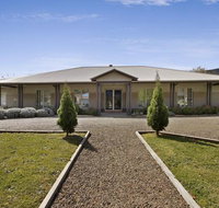 Collins Retreat - 4 Bedroom home with Pool - C Tourism