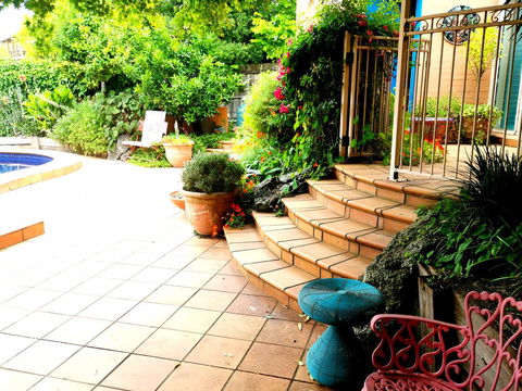 Colourful Creative Artist House Glen Waverley - C Tourism 1
