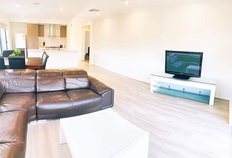 Comfortable 4BR 2Bath House Tarneit Melbourne - C Tourism 2