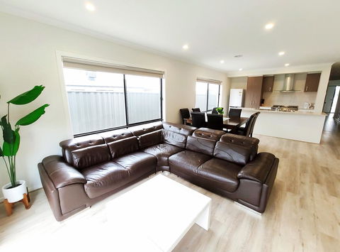 Comfortable 4BR 2Bath House Tarneit Melbourne - C Tourism 0