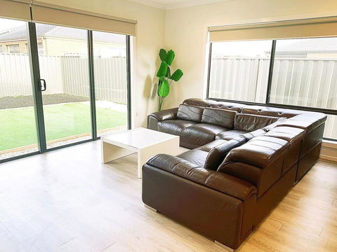 Comfortable 4BR 2Bath House Tarneit Melbourne - C Tourism 1