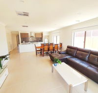 Comfortable 5BR House 6mins to Werribee Station.Great Ocean Road tourist stopover - C Tourism