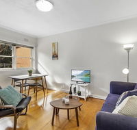 Comfy one-bedroom unit between city and airport - C Tourism