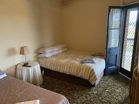 Commercial Hotel Curlewis - C Tourism 2